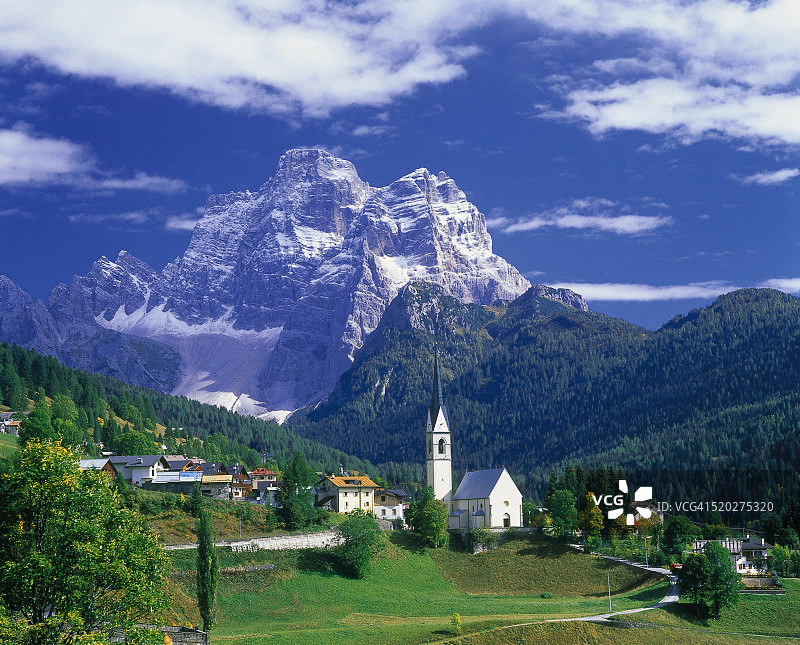 意大利多洛米蒂山区的村庄图片素材