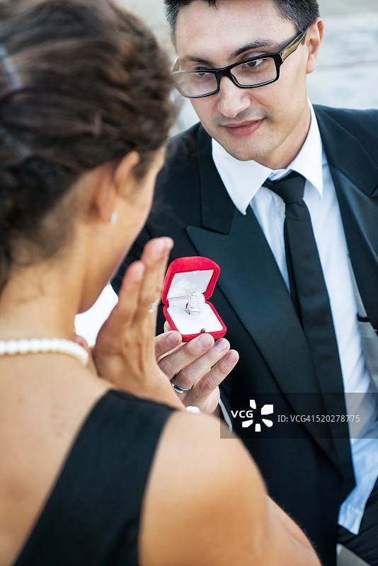 男士赠送订婚戒指图片素材