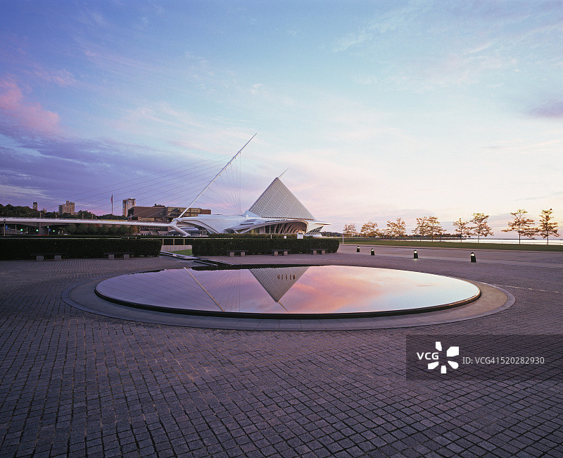 Quadracci Pavilion广场的倒影池图片素材