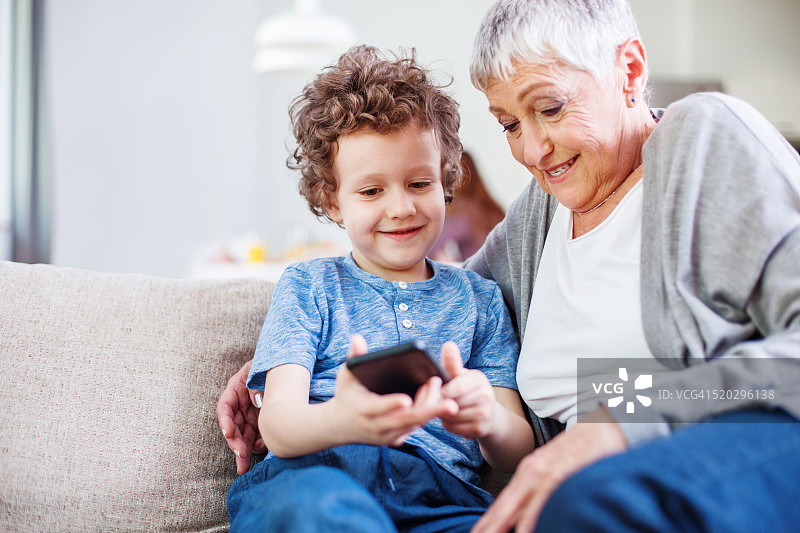 给奶奶看手机图片素材