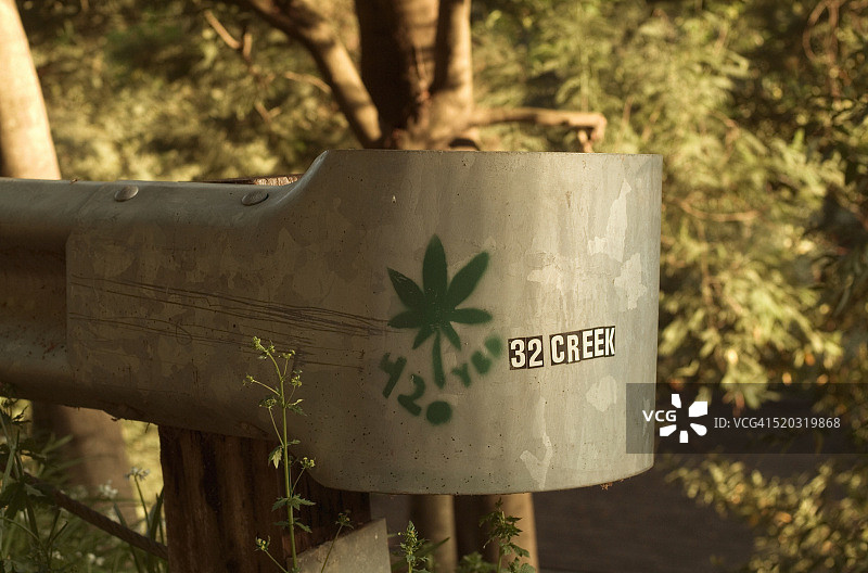 防撞护栏和彩绘大麻叶图片素材