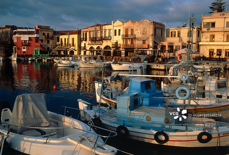 克里特岛雷西姆诺镇和黄昏港口景色图片素材