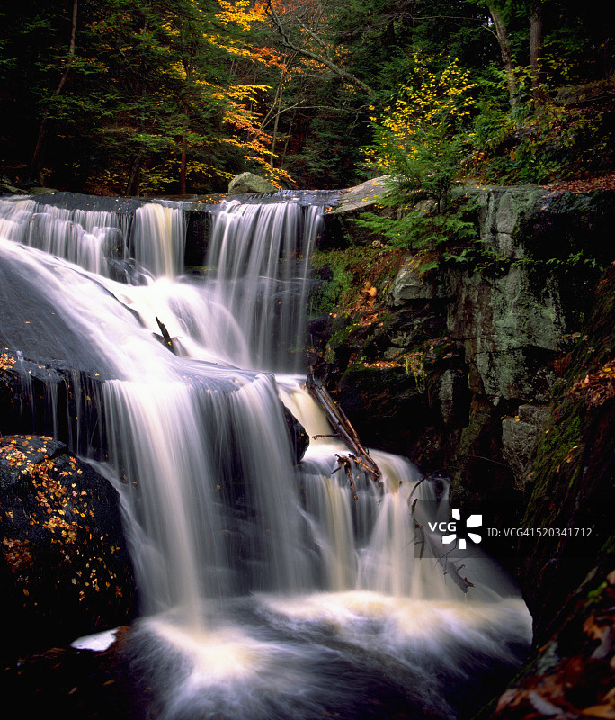 伯克希尔山脉的瀑布图片素材