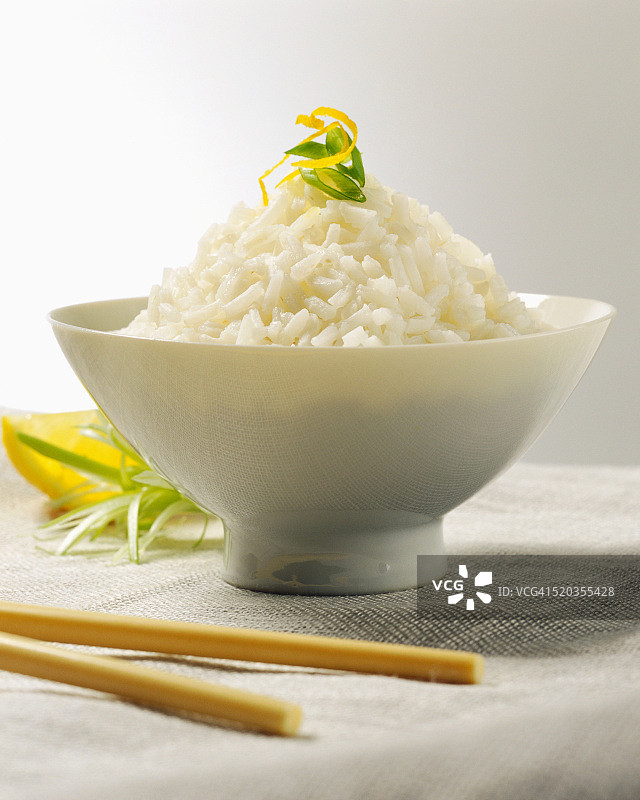 柠檬装饰的白米饭图片素材
