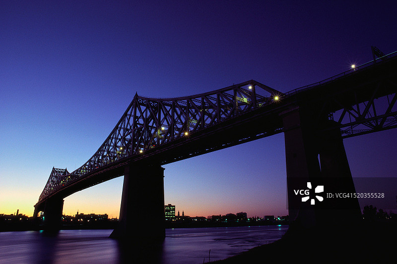 日落时分的雅克·卡蒂埃大桥图片素材