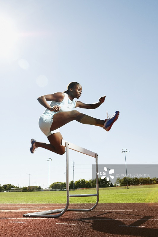 空中的跨栏运动员图片素材