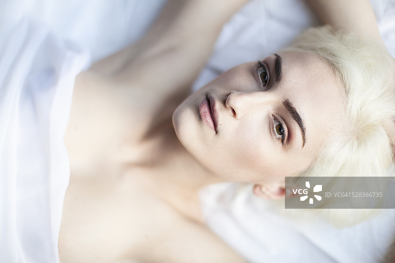 模特躺在床上图片素材