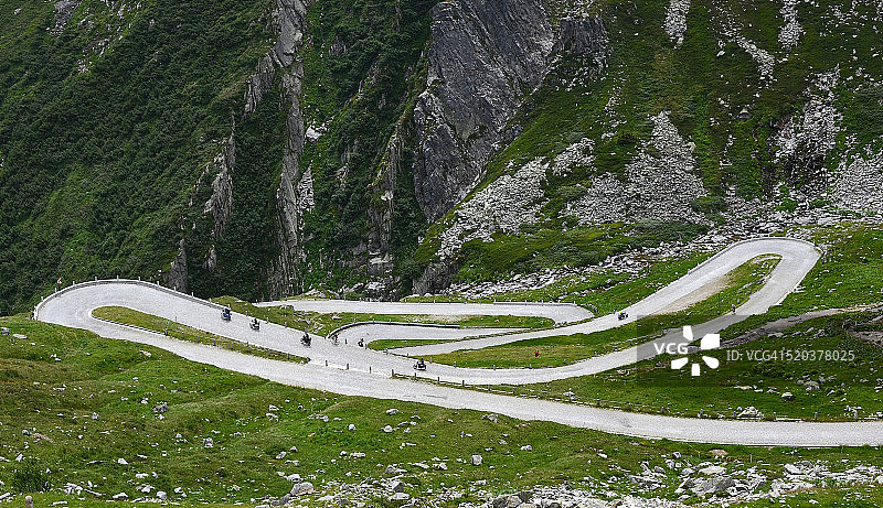 阿尔卑斯山脉的漫长蜿蜒道路图片素材