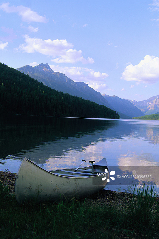 弓箭手湖岸边的独木舟图片素材