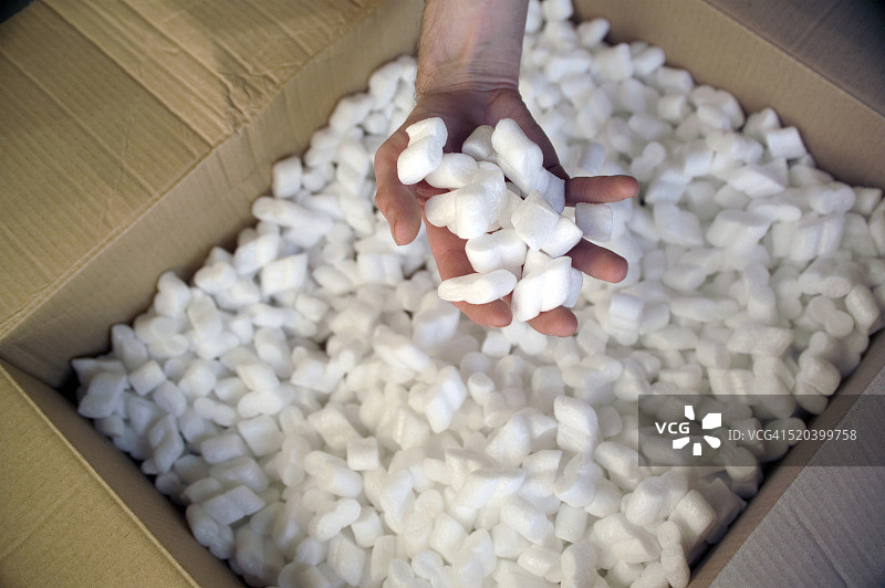 手捧包装花生图片素材