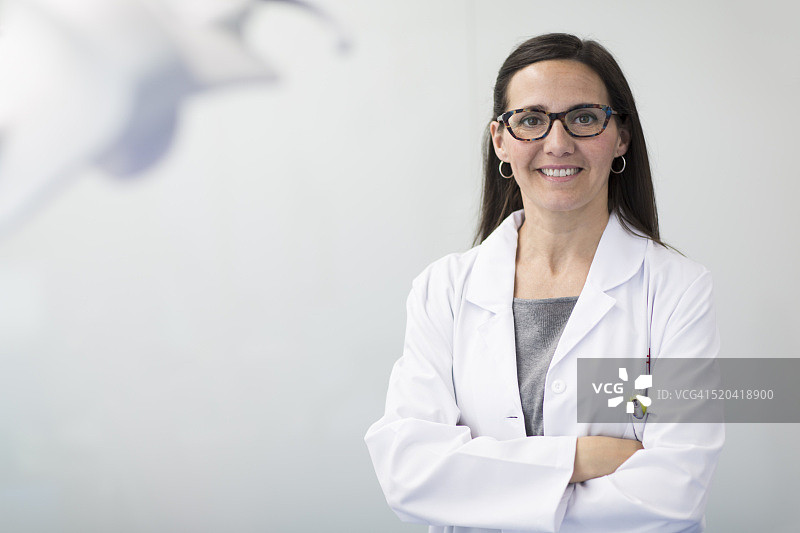 女牙医的肖像，看着镜头图片素材