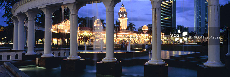 夜晚灯光下的苏丹阿都沙末大厦，马来西亚吉隆坡图片素材