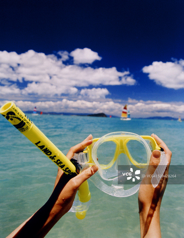 女性手持潜水镜和呼吸管图片素材