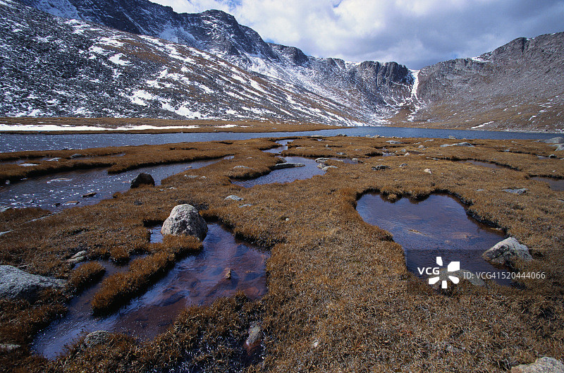 埃文斯山顶峰湖泊图片素材