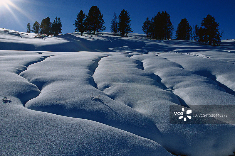 雪覆盖的山坡图片素材
