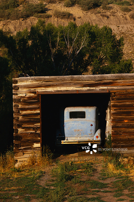 原木车库里的复古汽车图片素材