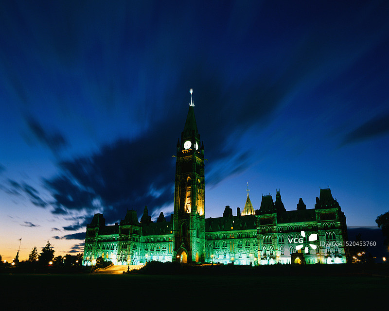 灯火通明的议会大厦图片素材