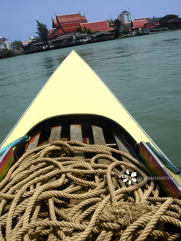 内部缠绕绳索的船图片素材