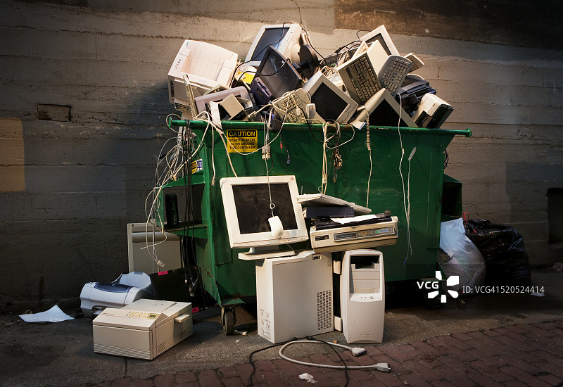 装满电脑设备的垃圾箱图片素材