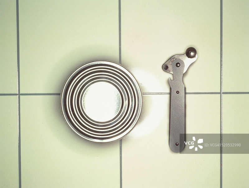 开罐器和罐头俯视图图片素材