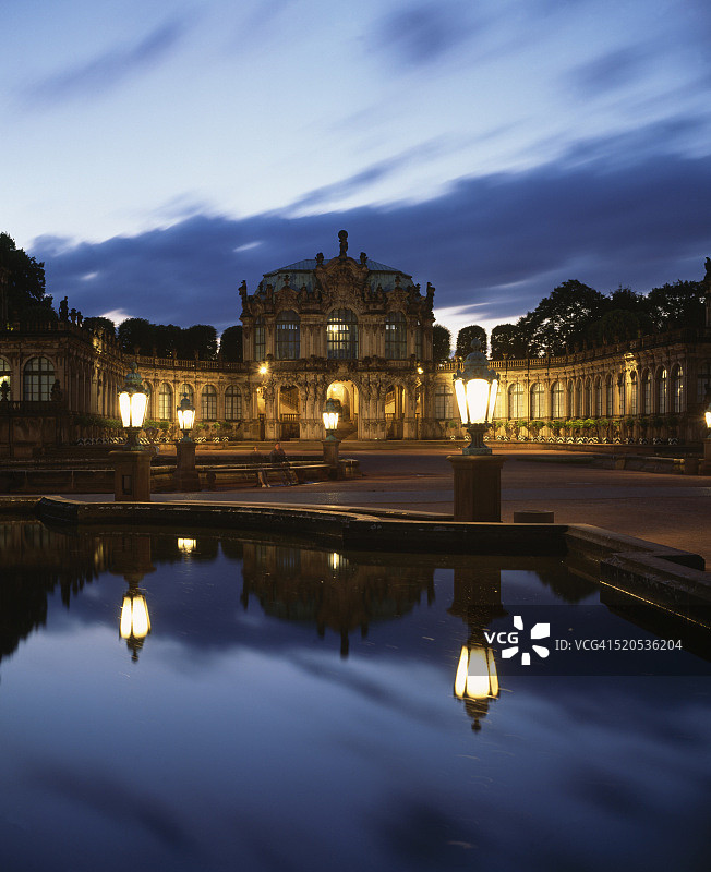 德国德累斯顿茨温格宫夜景图片素材