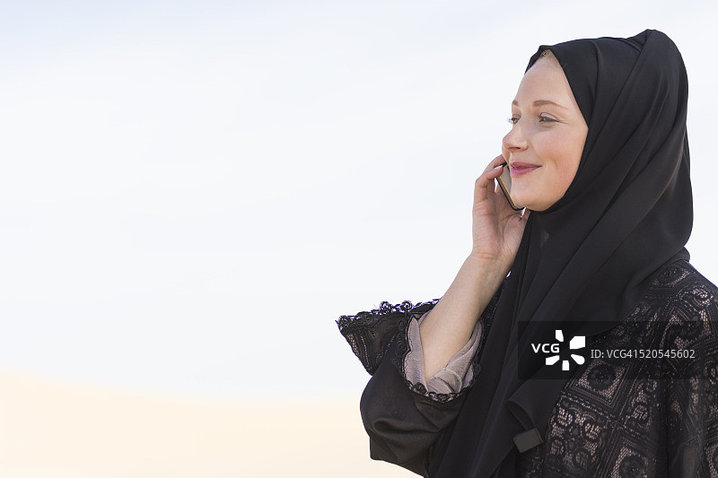穆斯林妇女打电话图片素材