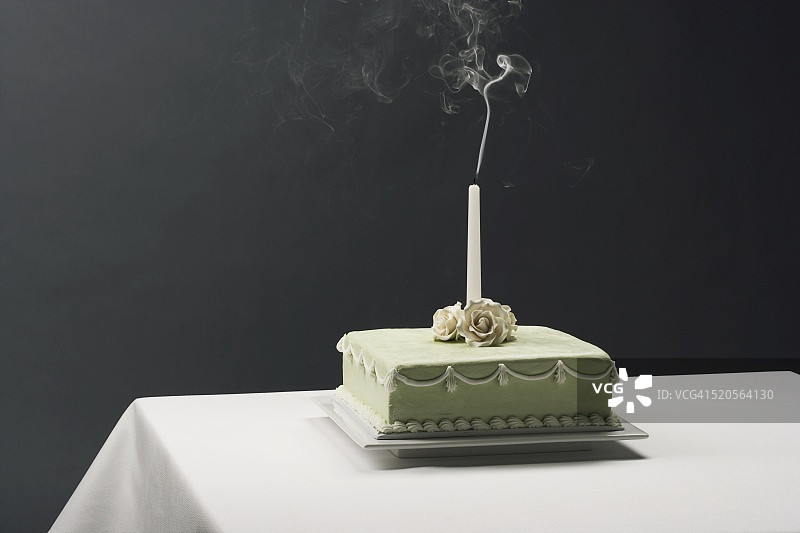 带有烧毁蜡烛的生日蛋糕图片素材