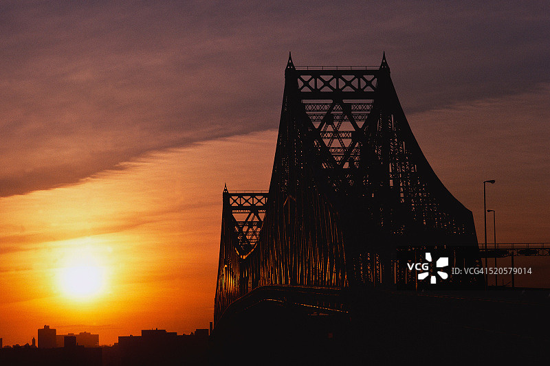 日落时分的雅克·卡蒂埃大桥图片素材