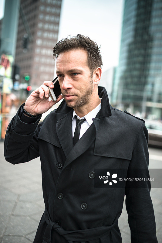在街上打电话的商人图片素材