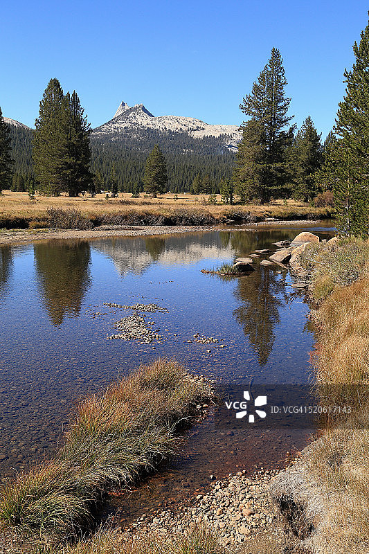 大教堂峰和图奥勒米河图片素材