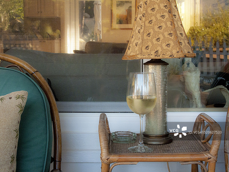 白葡萄酒和竹制家具图片素材