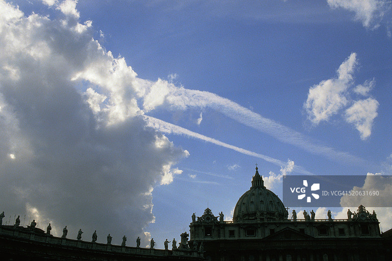 圣彼得大教堂上空的云彩图片素材