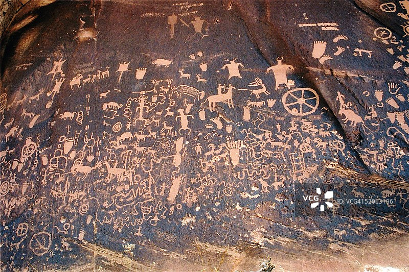 报纸岩石上的岩画图片素材