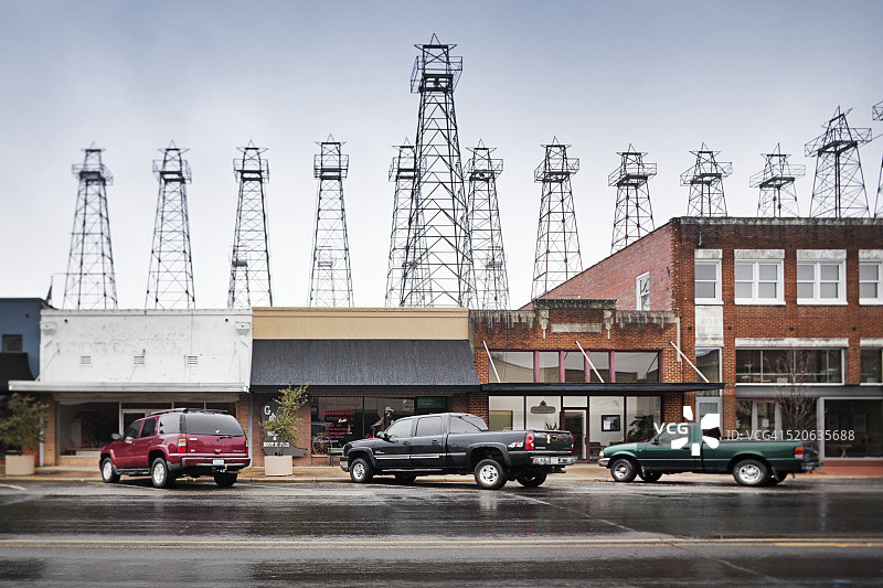 主要街道建筑物后面的井架图片素材