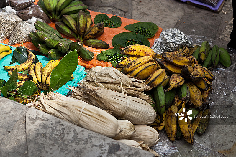 待售的香蕉和玉米叶图片素材