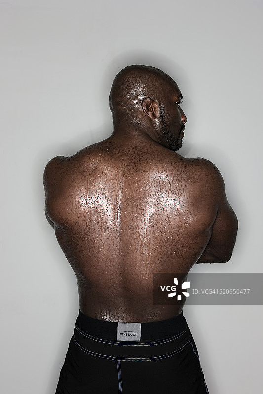 出汗的黑人拳击手背影图片素材