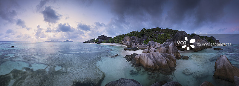 热带珊瑚海和岛屿的鲜艳图案图片素材