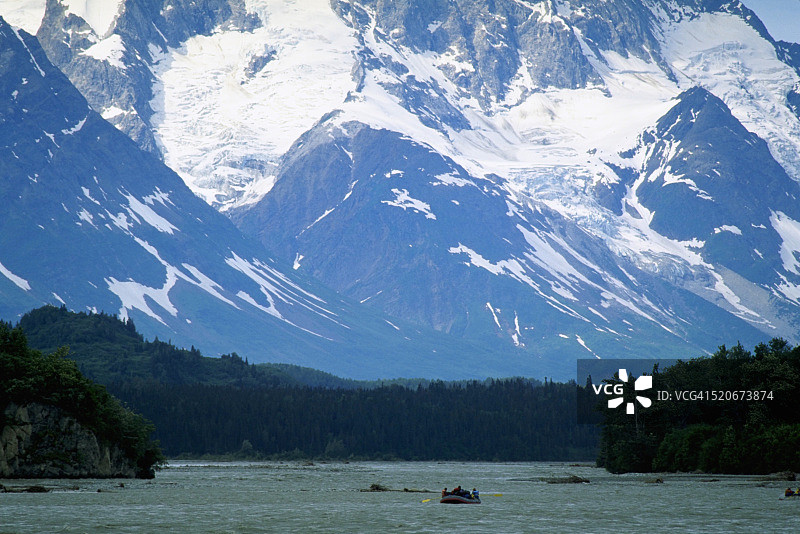 塔琴希尼河上的漂流者图片素材