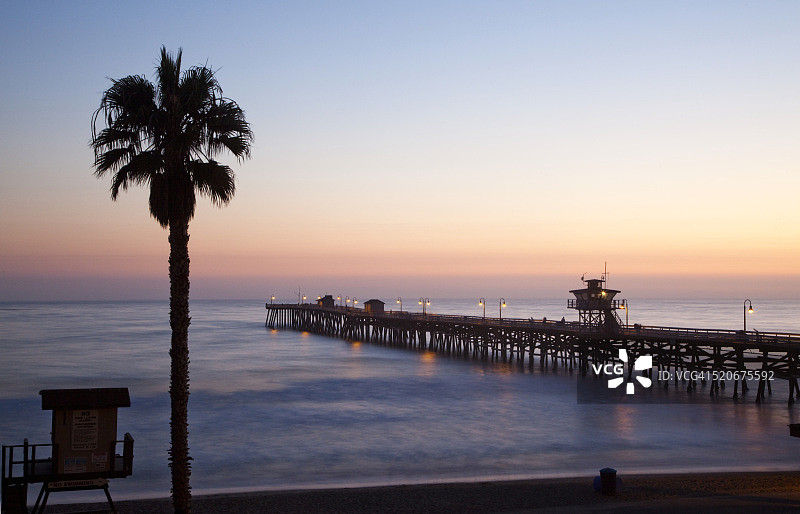 码头在日落时分图片素材