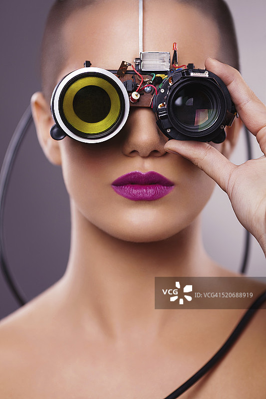 未来赛博格女孩佩戴光学电子眼镜图片素材