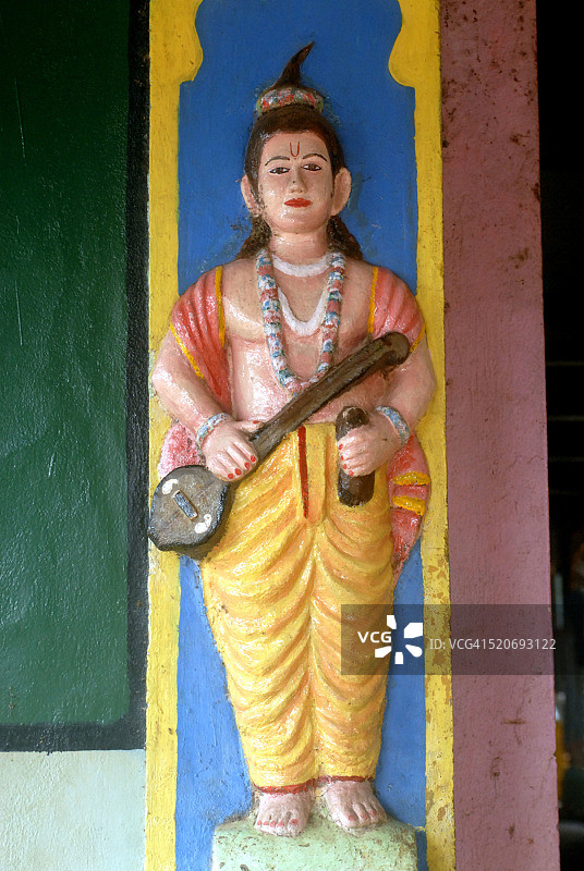 印度马哈拉施特拉邦辛杜杜尔格县科特卡姆特巴格瓦蒂神庙入口处的纳拉德雕塑图片素材