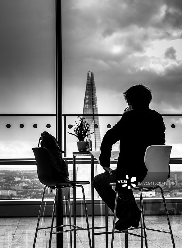 眺望伦敦天际线的年轻男子背影图片素材