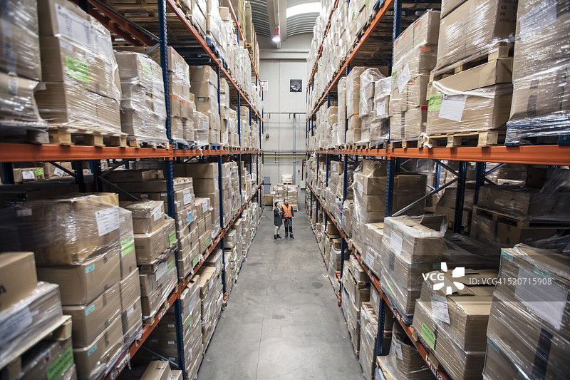 主管与工人讨论产品分销图片素材