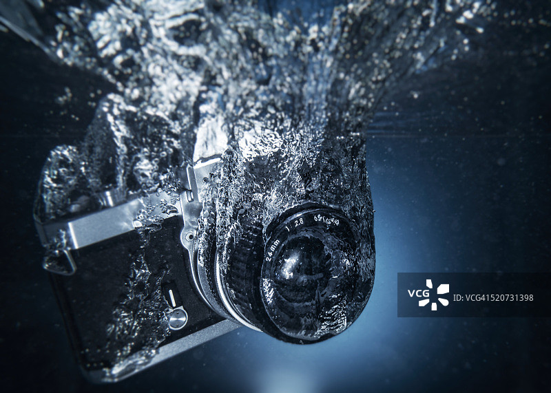 掉入水中的老式相机图片素材