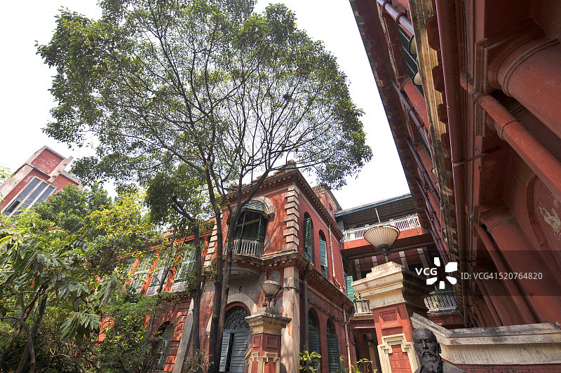 印度加尔各答泰戈尔故居的戴宾德拉纳特·泰戈尔雕像图片素材