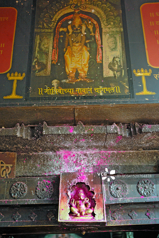 印度寺庙入口的象头神甘尼萨神像图片素材