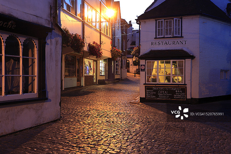 莱明顿码头山的夜间鹅卵石街道图片素材