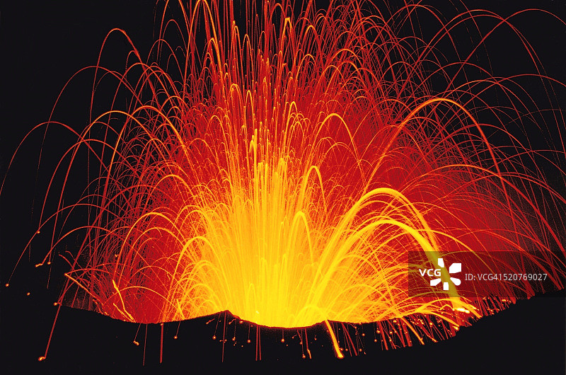 亚苏尔火山猛烈爆发图片素材