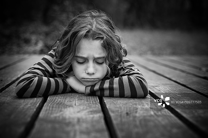 她闷闷不乐，她撅着嘴图片素材