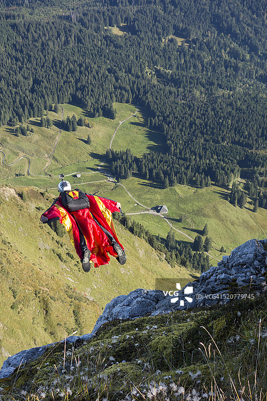 翼装跳伞者低空飞行图片素材